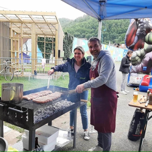 Le Maître du BBQ et son adjointe.