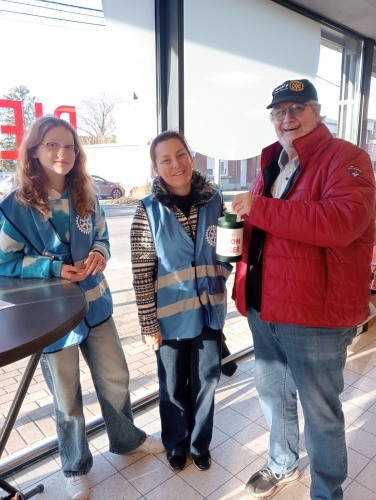 Un membre du Rc Herstal montre au public comment remplir la "boîte"