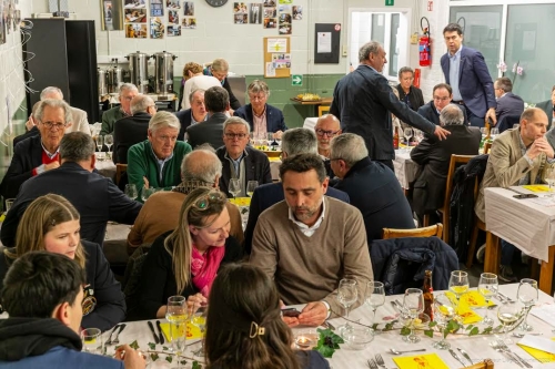 L'assemblée des convives au cours du repas